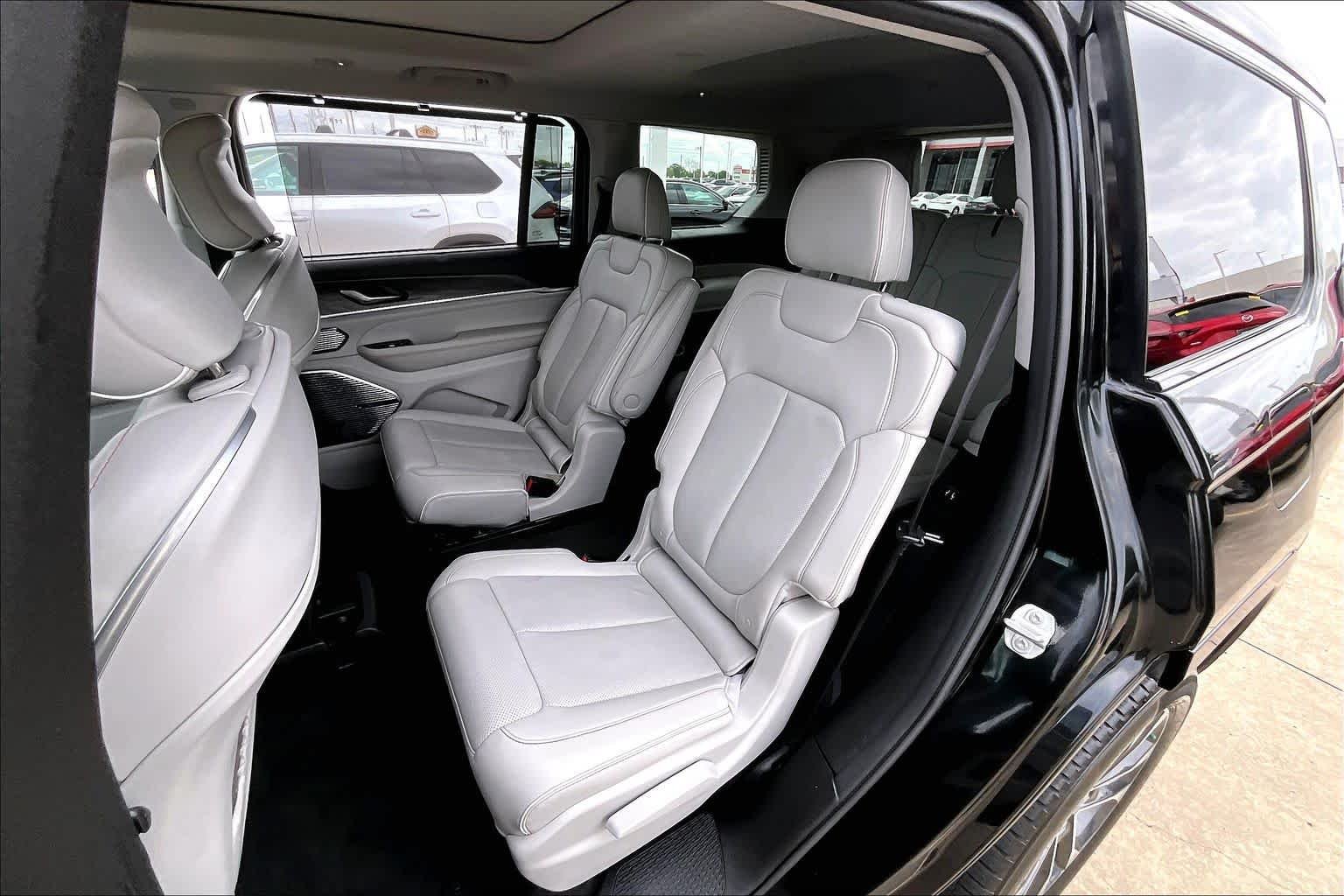Used 2021 Diamond Black Crystal Pearlcoat Jeep Overland image 38