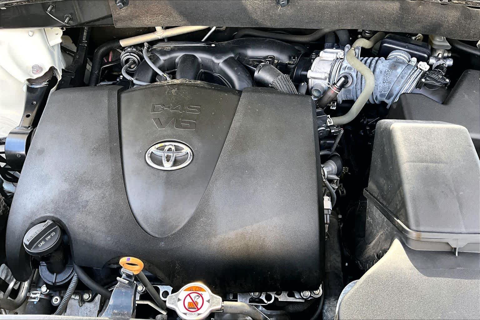 Used 2018 Blizzard Pearl Toyota XLE image 33