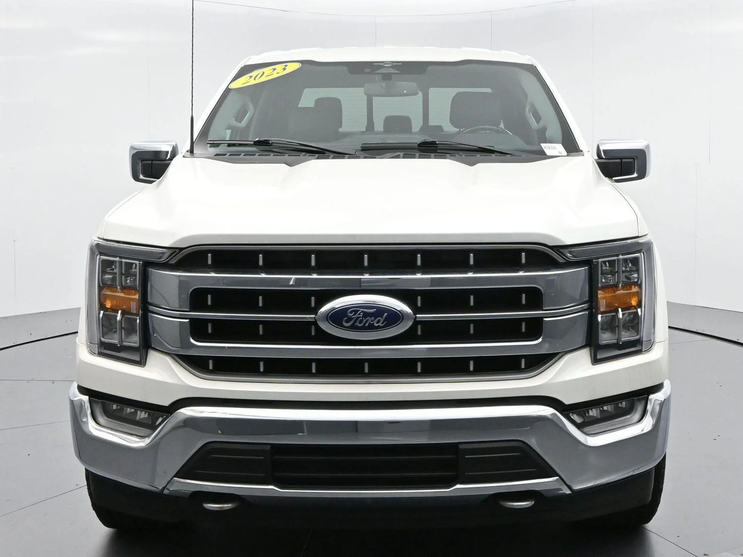 Used 2023  Ford LARIAT image 2