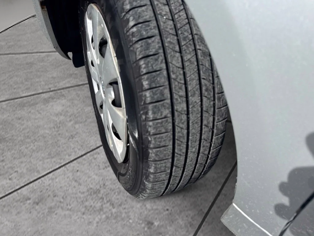 Used 2009 Silver Toyota LE image 27