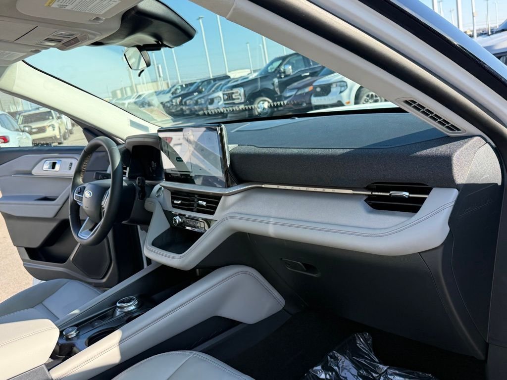 New 2026 Star White Metallic Tri-Coat Ford Active image 17