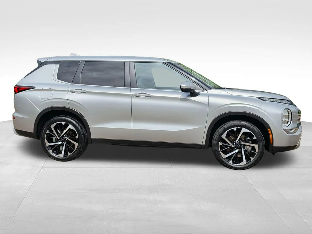Used 2024  Mitsubishi SE image 6