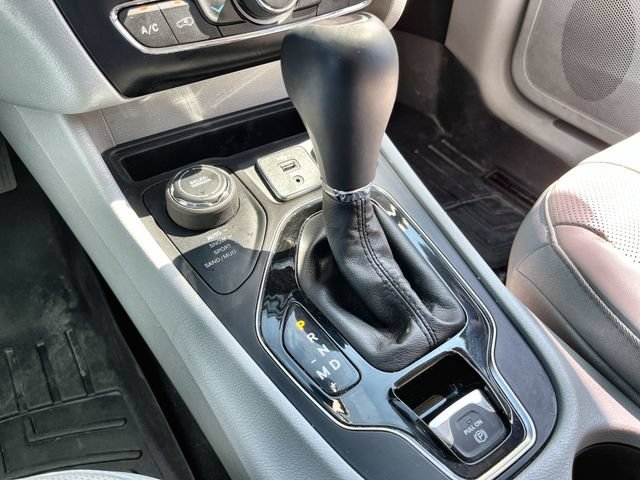 Used 2019  Jeep Limited image 22