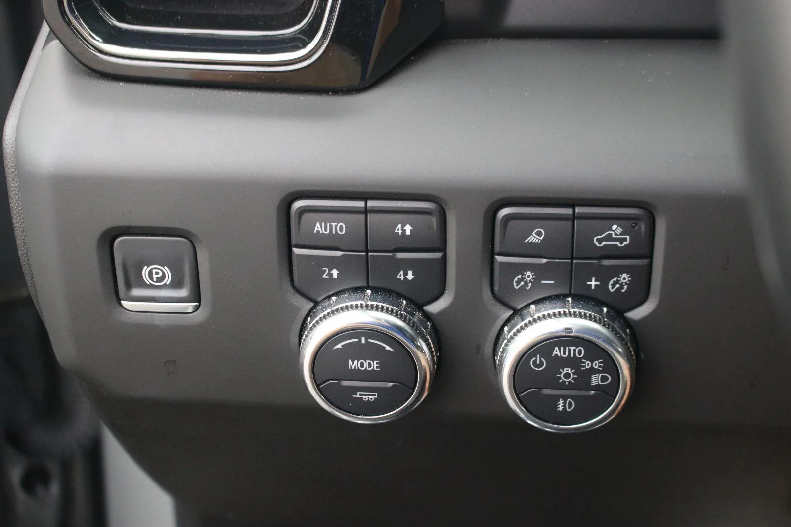 Used 2025 Sterling Metallic GMC AT4 image 32