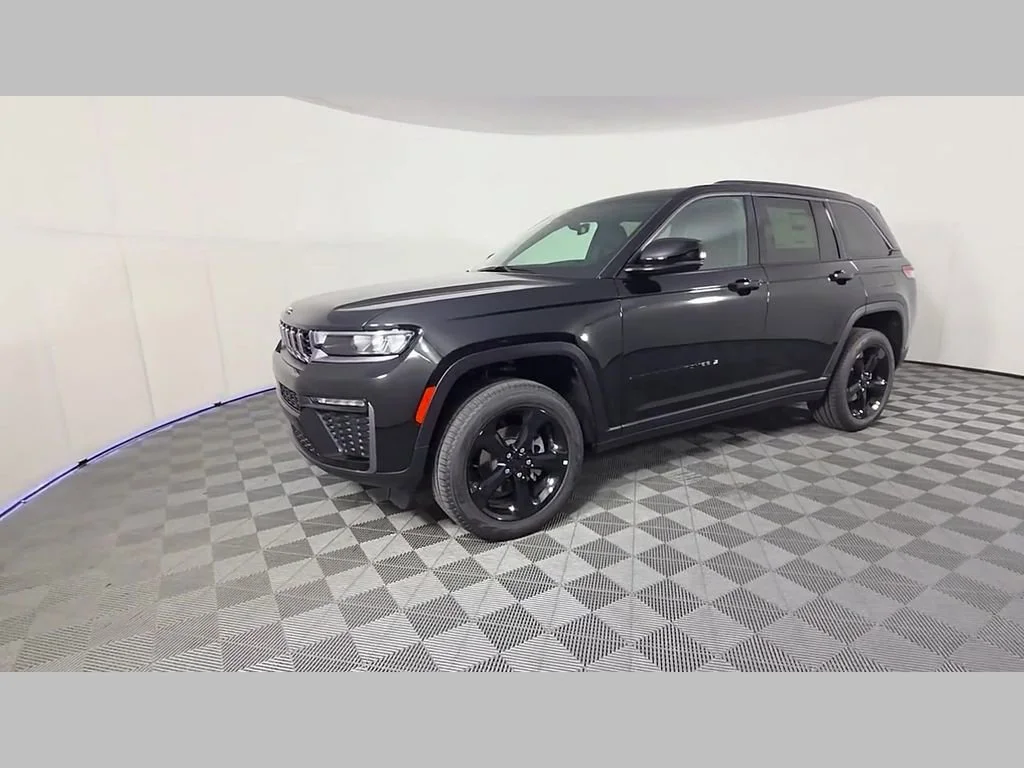 New 2026 Diamond Black Crystal Pearlcoat Jeep Limited image 34