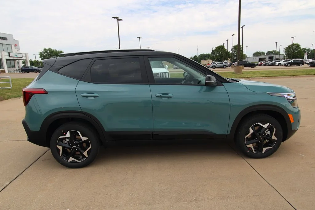 New 2026 Pluton Blue / Black Roof Kia S image 4