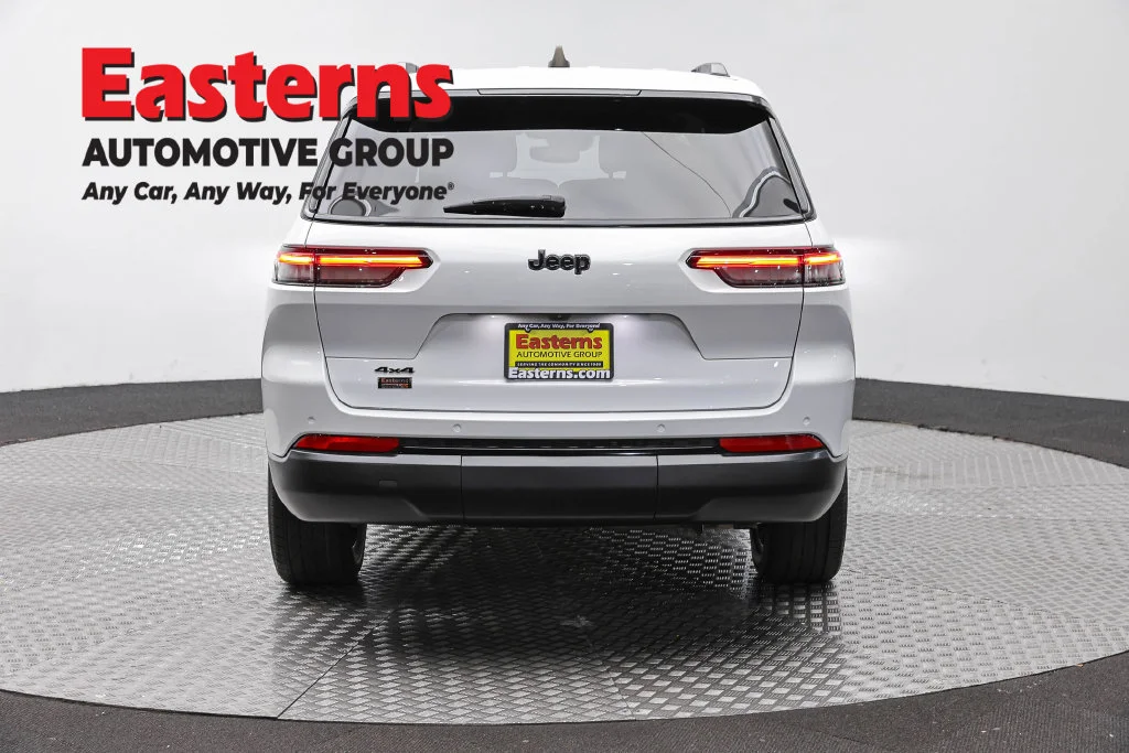 Used 2023 White Jeep Altitude image 6