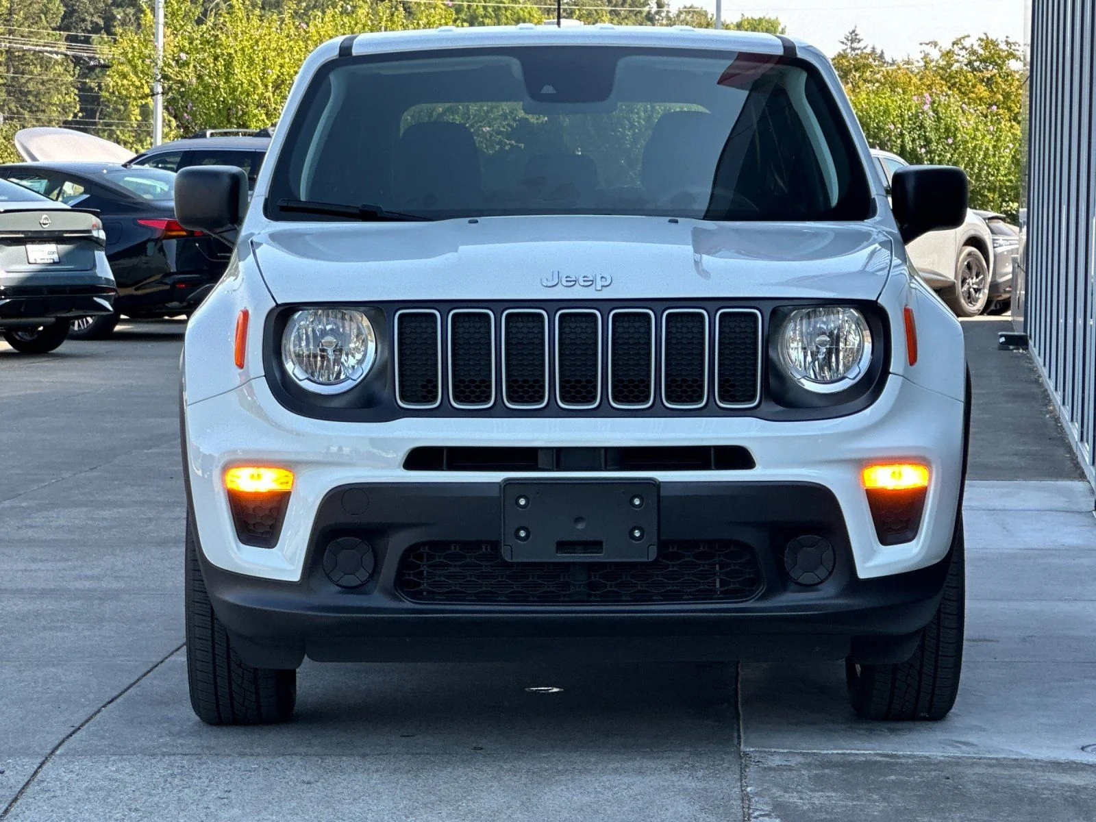 Used 2023 Alpine White Clearcoat Jeep Latitude image 8