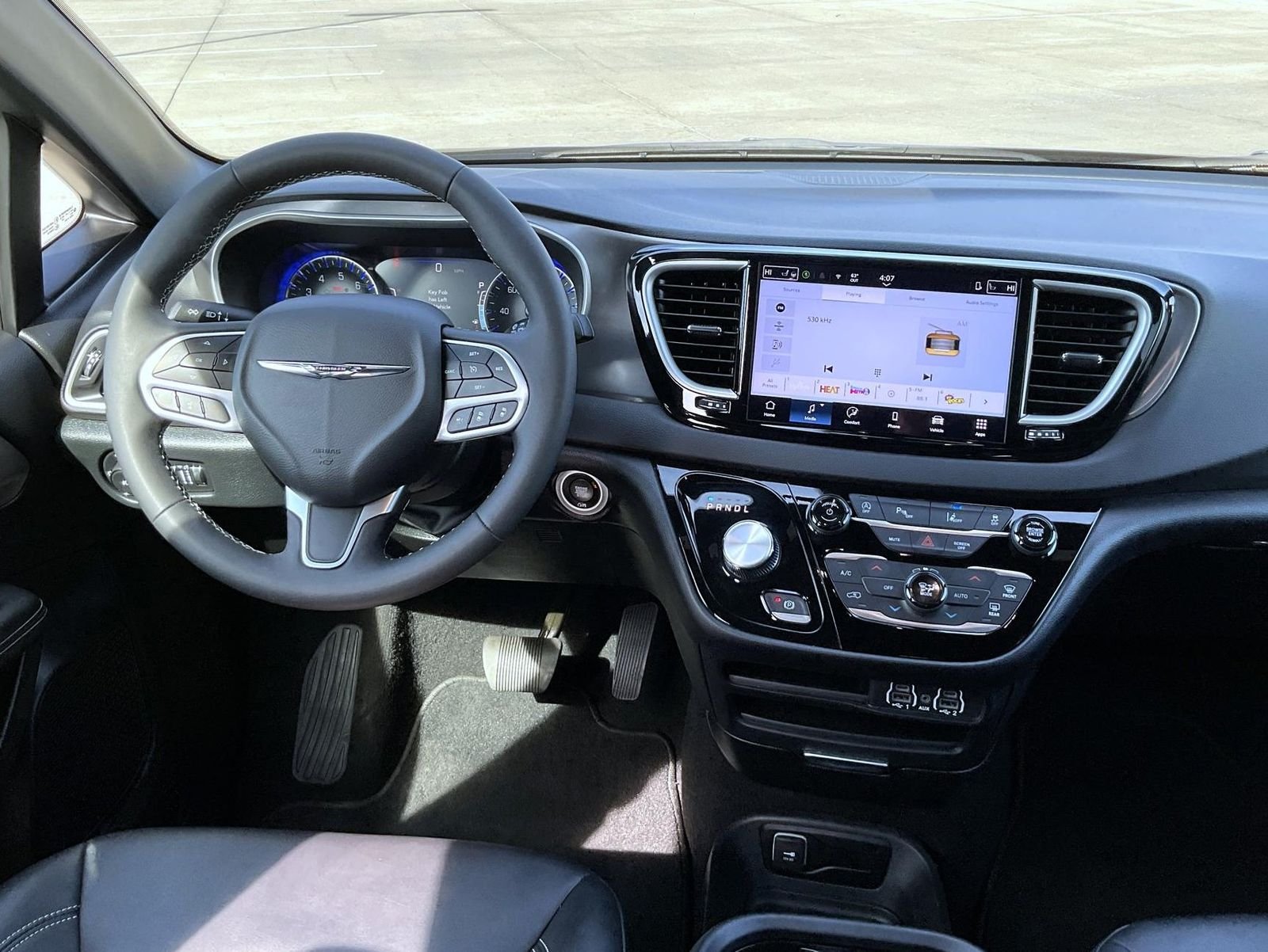 Used 2025 Black Chrysler Select image 14