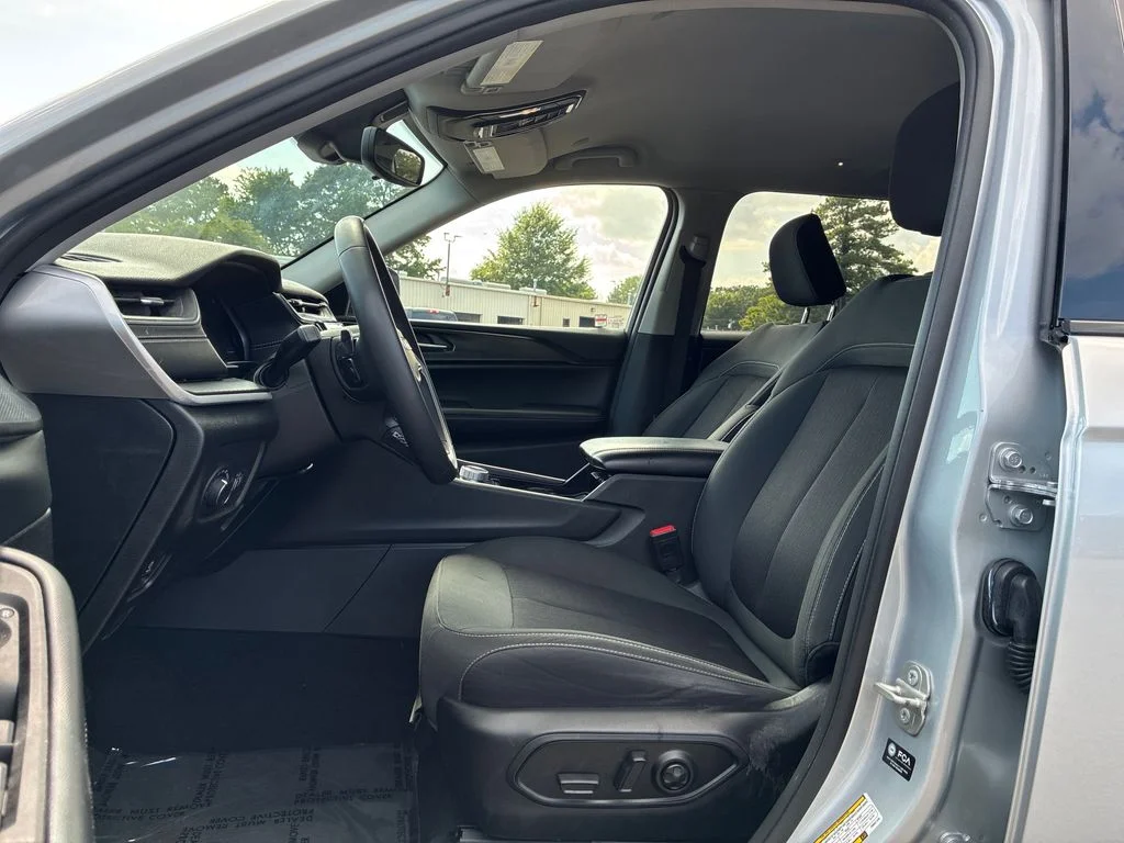Used 2023 Silver Jeep Laredo image 26