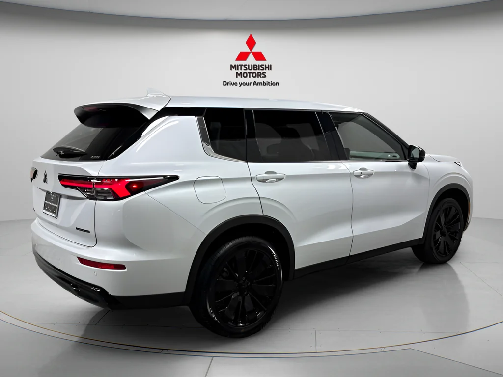 New 2026 White Diamond Mitsubishi LE image 3