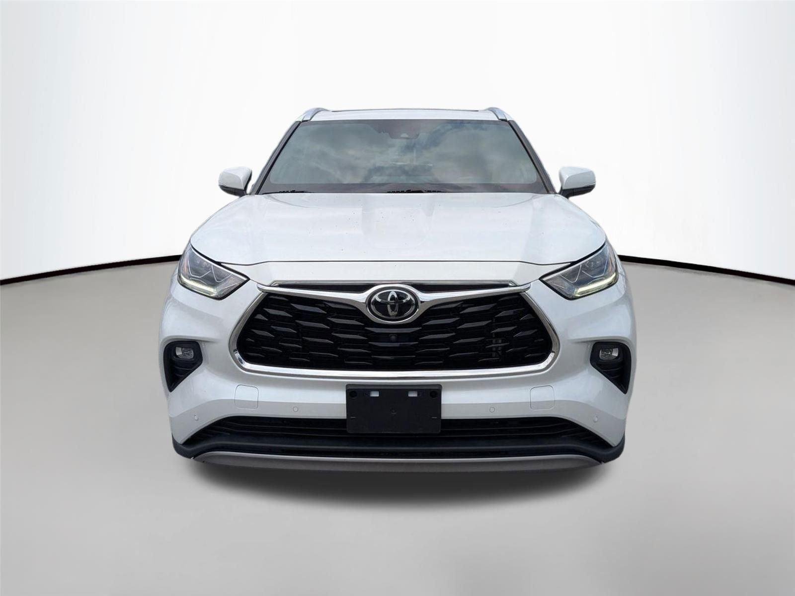 Used 2022 Wind Chill Pearl Toyota Platinum image 2