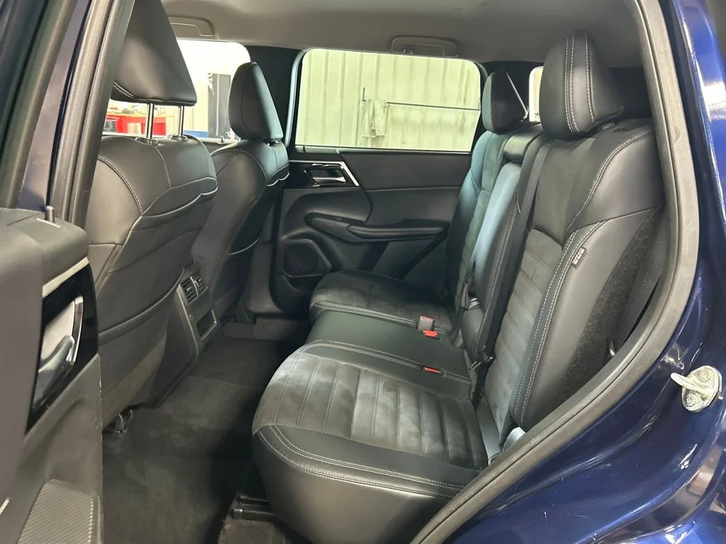 Used 2023  Mitsubishi SE image 25
