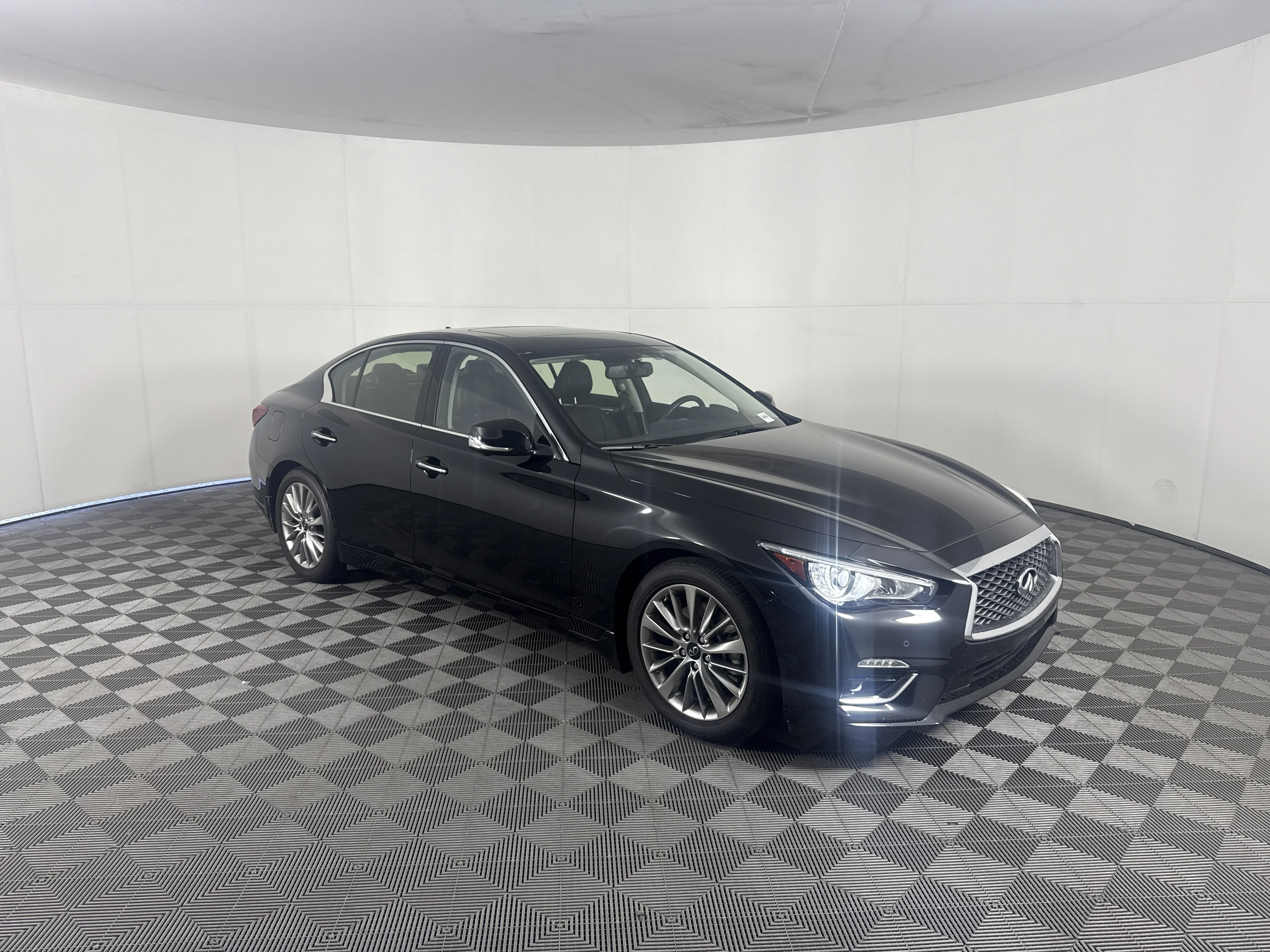 Used 2023 Midnight Black INFINITI LUXE image 2