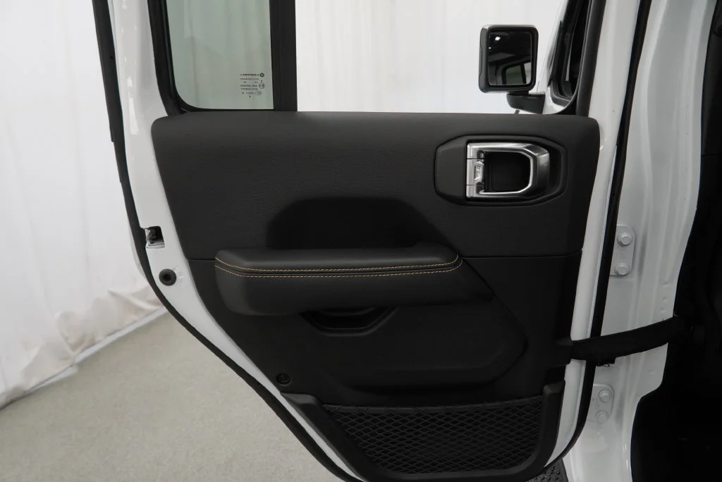 New 2027 Bright White Clear-Coat Paint Jeep Sahara image 31
