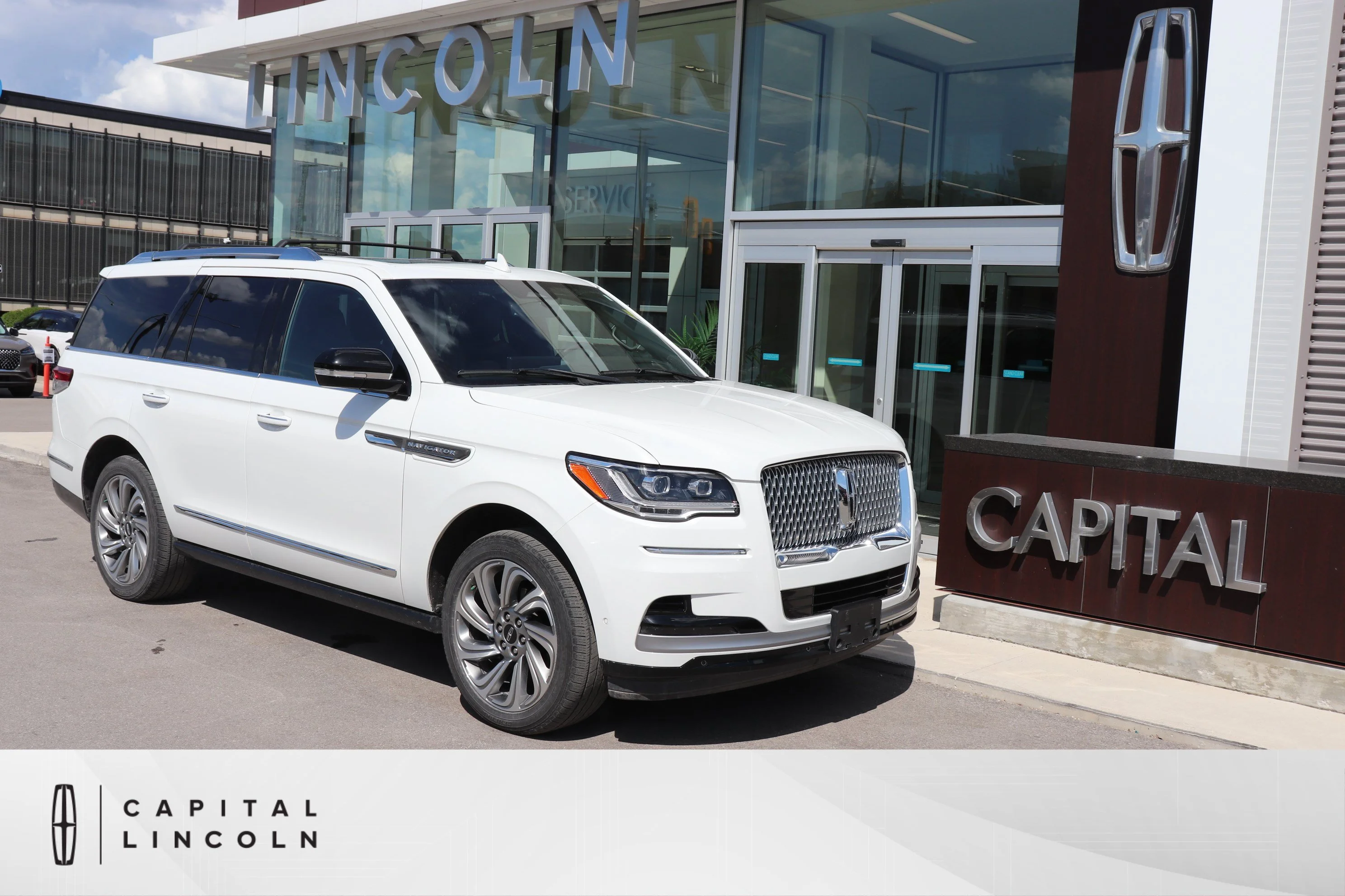 Used 2022 White Lincoln Reserve image 1