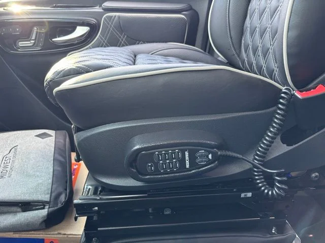 New 2027 Silver Mercedes-Benz Discovery Touring image 39