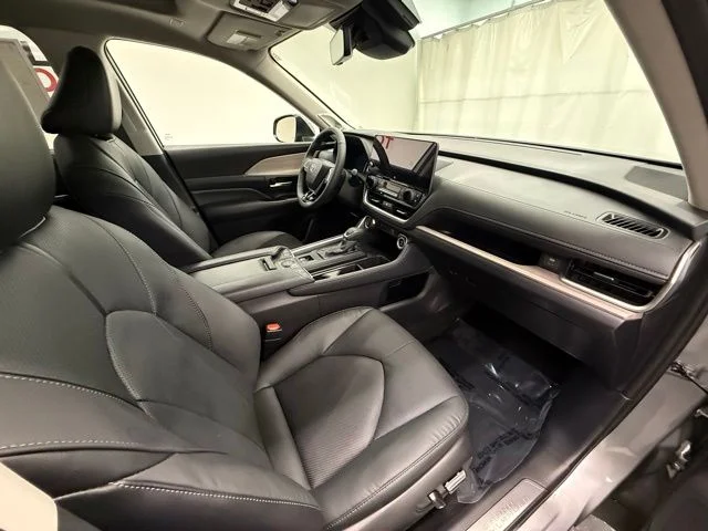 Certified Used 2025  Toyota Limited image 9