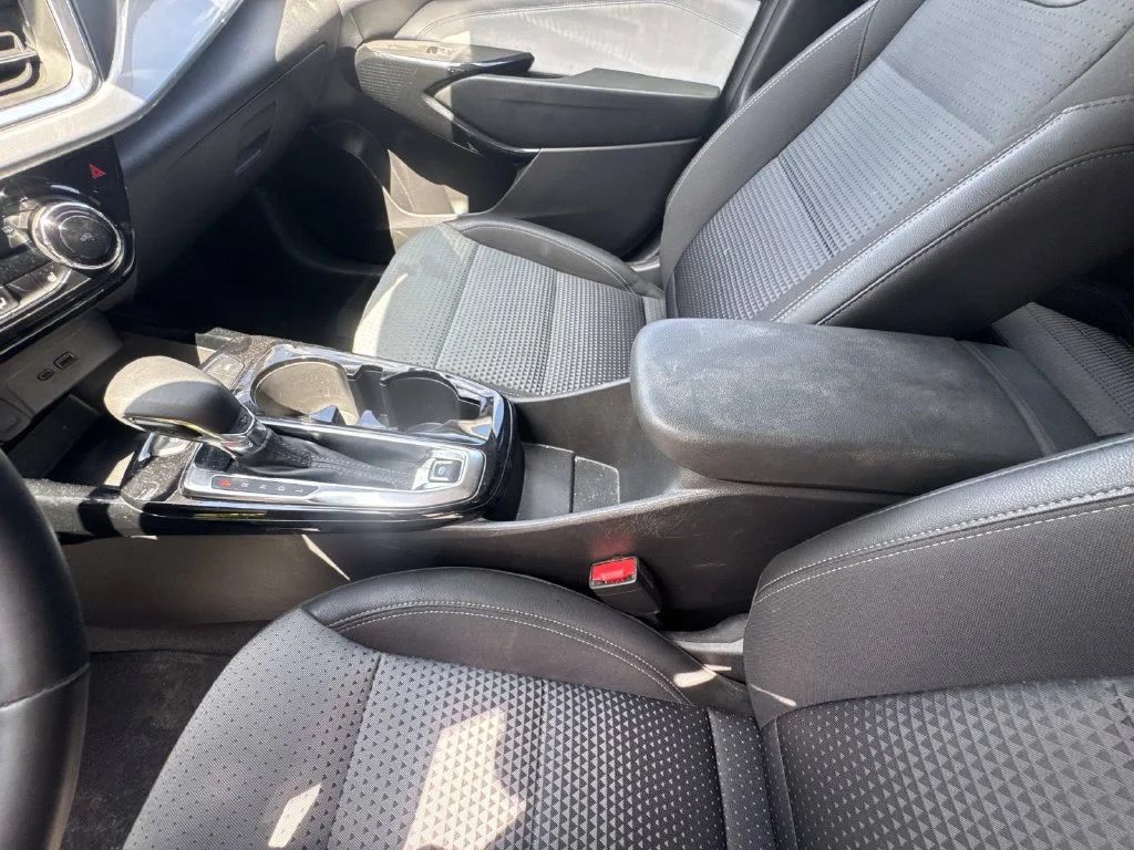 Used 2025 White Chevrolet LT image 32