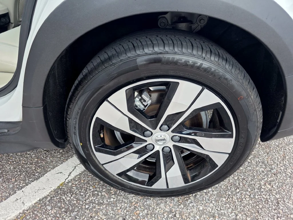 Used 2025  Volvo Plus image 31