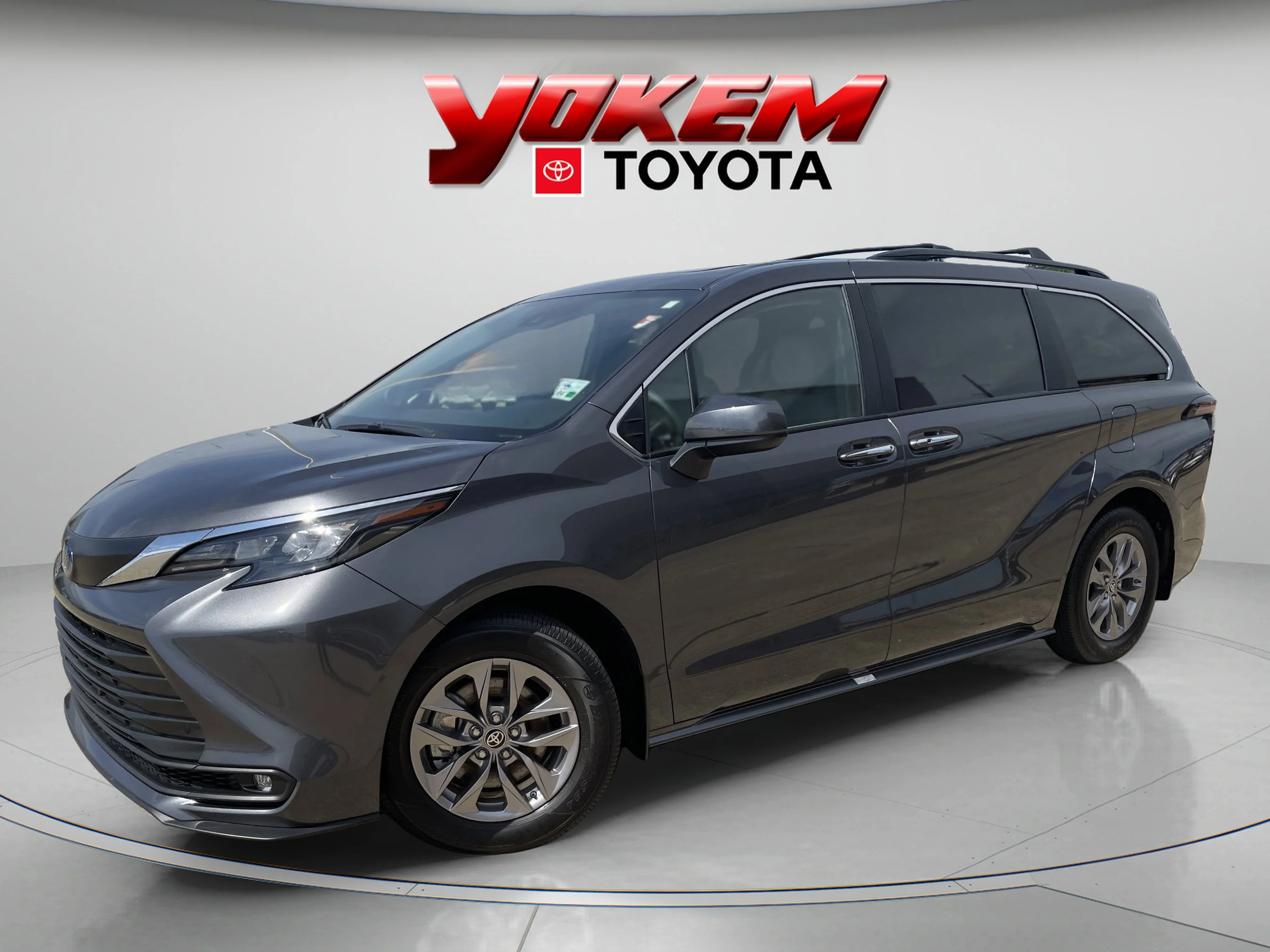 2025 Toyota Sienna XLE 7-Passenger Hybrid FWD's photo