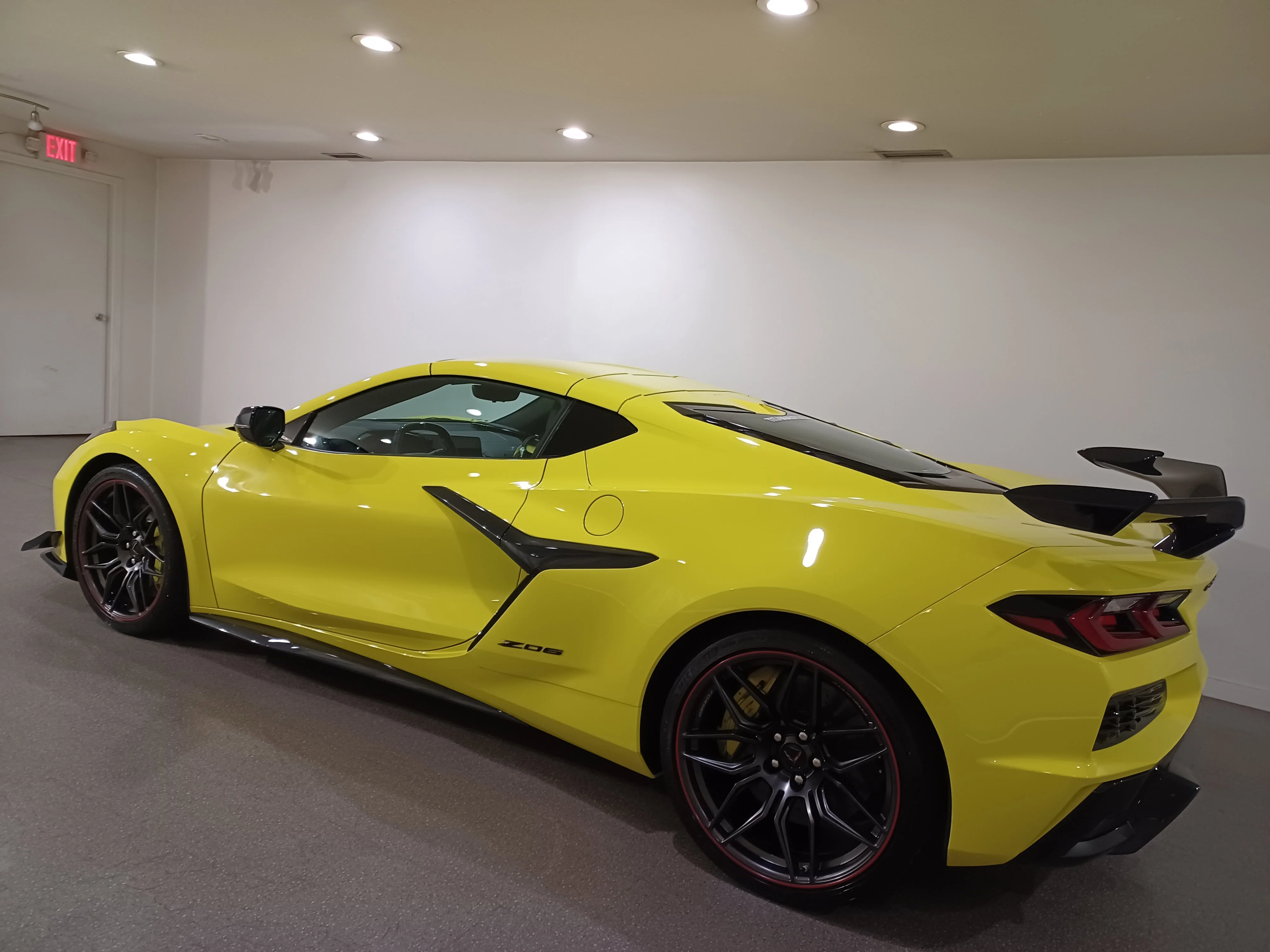 Certified Used 2023 Yellow Chevrolet Z06 3LZ*NO LUX TAX! | 670HP! | Carbon Ceramic Brakes | Z07 Suspension | High Wing Spoiler | Stealth image 7