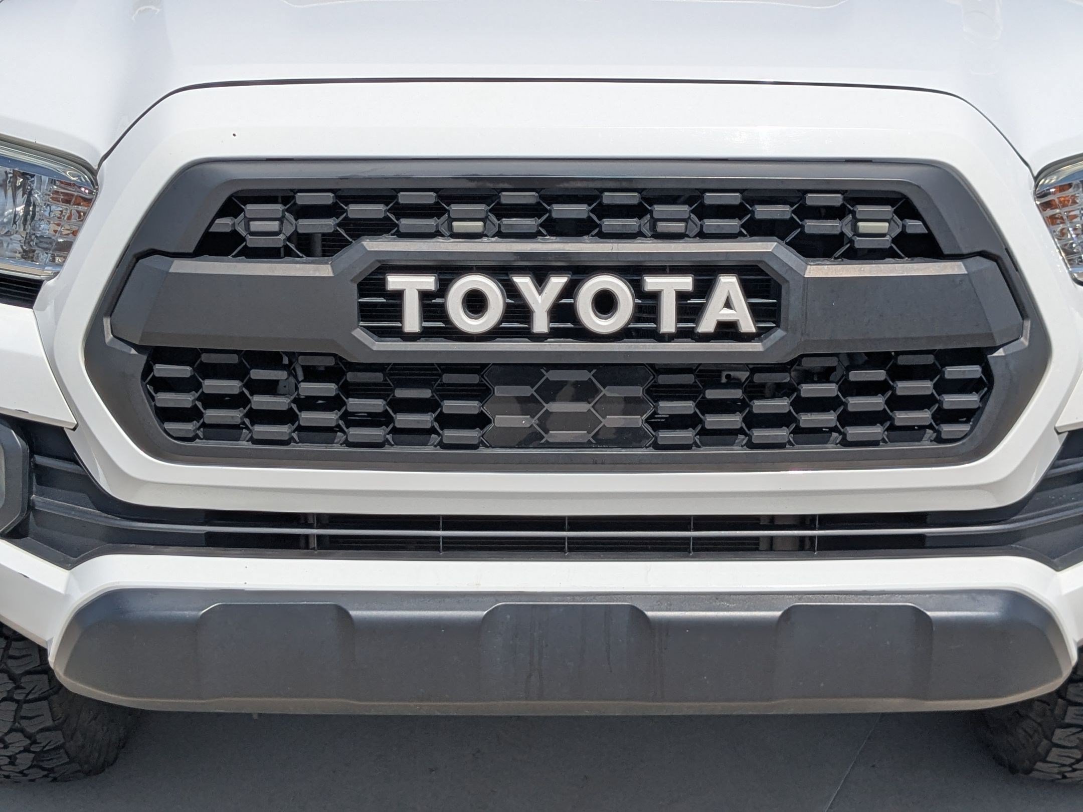 Used 2020 White Toyota SR5 V6 image 9