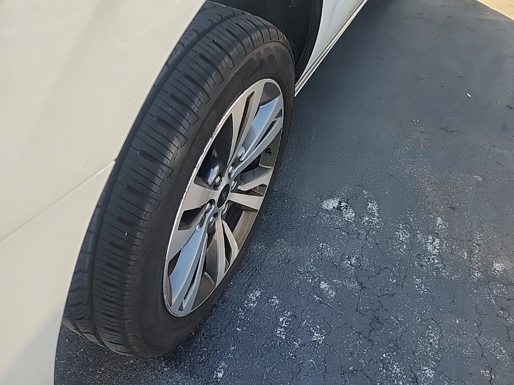 Used 2021 White Metallic Ford Platinum image 14