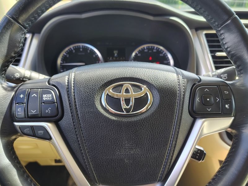 Used 2015 Red Toyota XLE V6 image 14