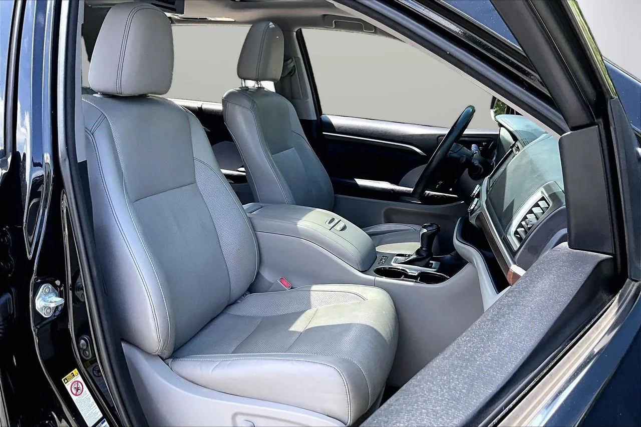 Used 2015 Black Toyota Limited image 24