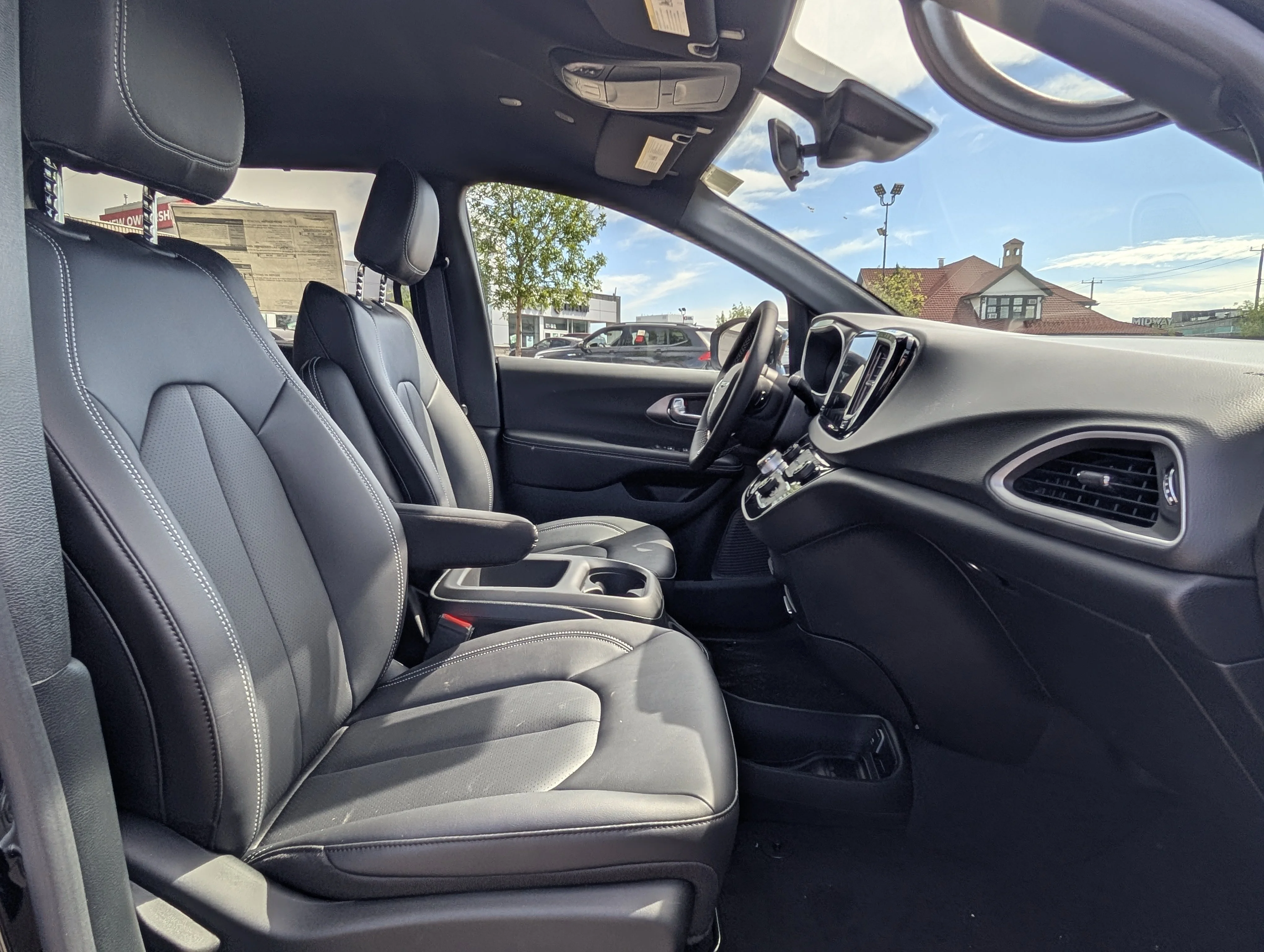 New 2026 Diamond Black Crystal Pearl Chrysler SXT image 18