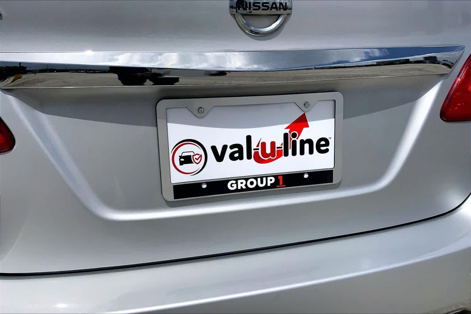 Used 2017 Brilliant Silver Nissan S image 10