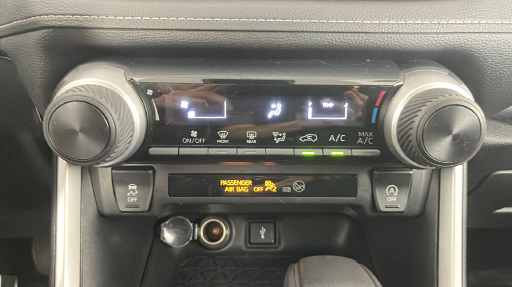 Used 2022 White Toyota LE image 28