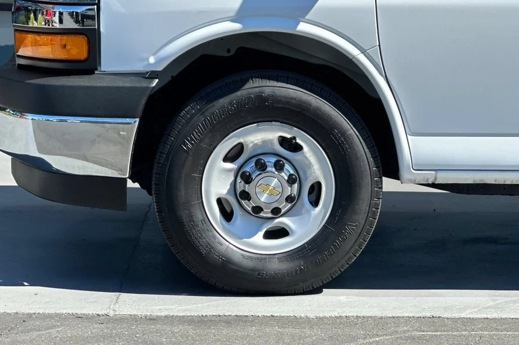 2024 Chevrolet Express Passenger LT - Photo 26
