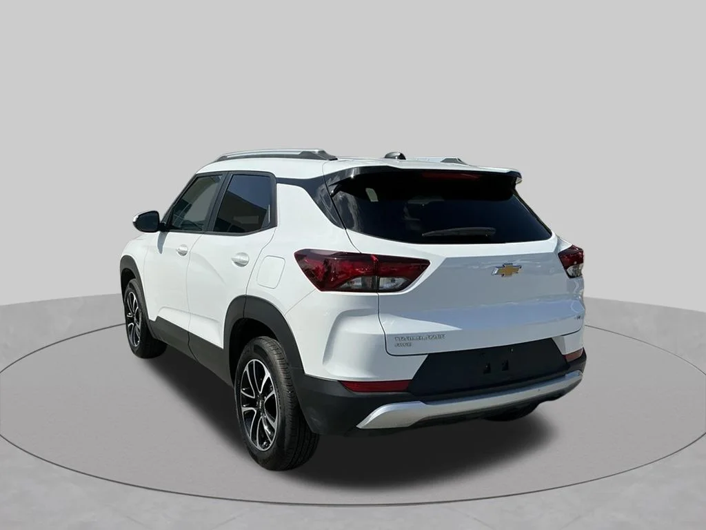 Used 2025 White Chevrolet LT image 9