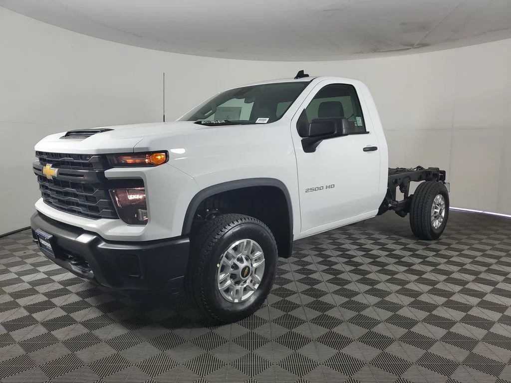 New 2026 Summit White Chevrolet WT image 8