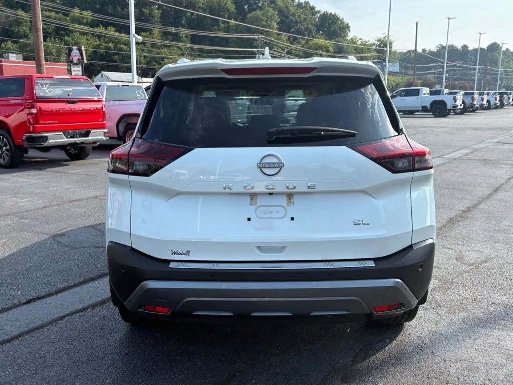 Used 2023  Nissan SL image 6