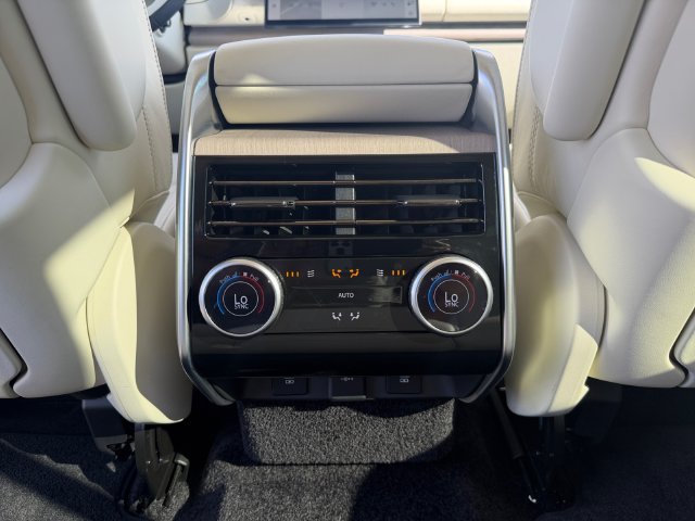 Used 2023 White Land Rover SE image 19