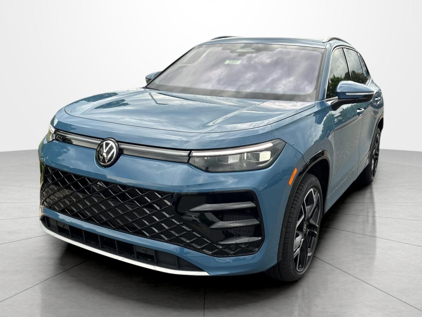 2026 Volkswagen Tiguan 2.0T SEL R-Line Turbo 4Motion's photo