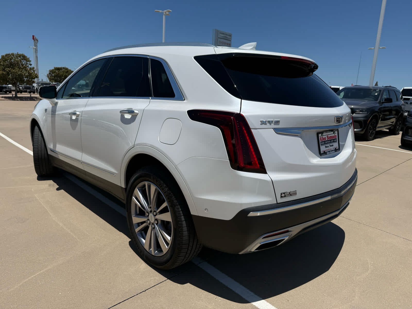 Used 2023 Crystal White Tricoat Cadillac FWD Premium Luxury image 10