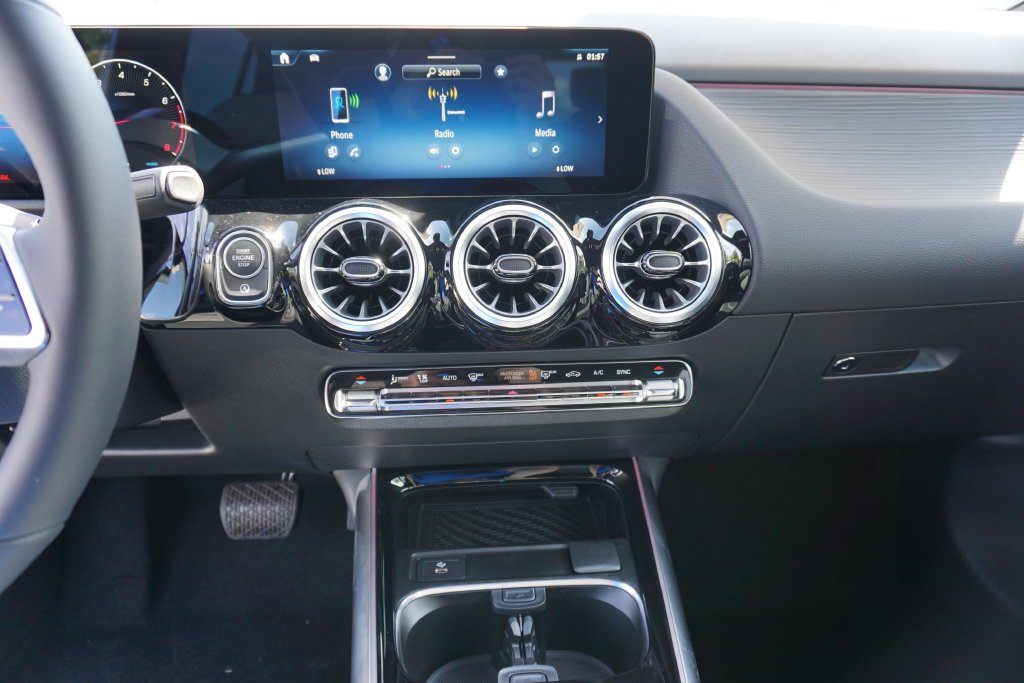 New 2026 Polar White Mercedes-Benz GLA 250 image 16