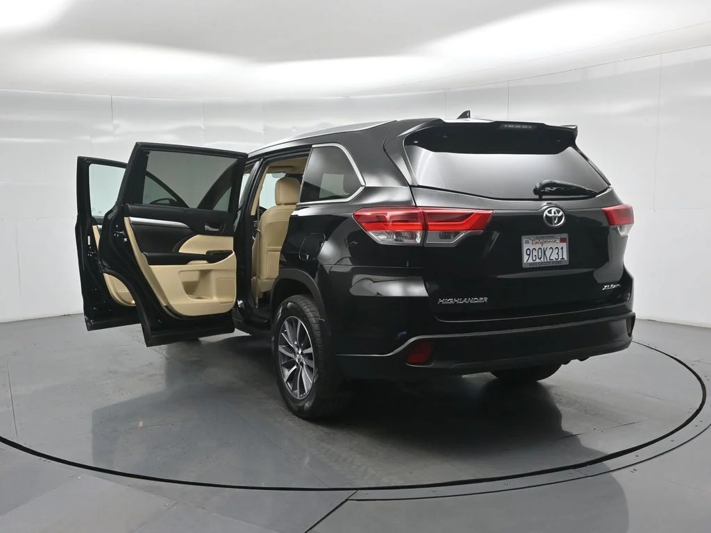Used 2018 Black Toyota XLE image 36
