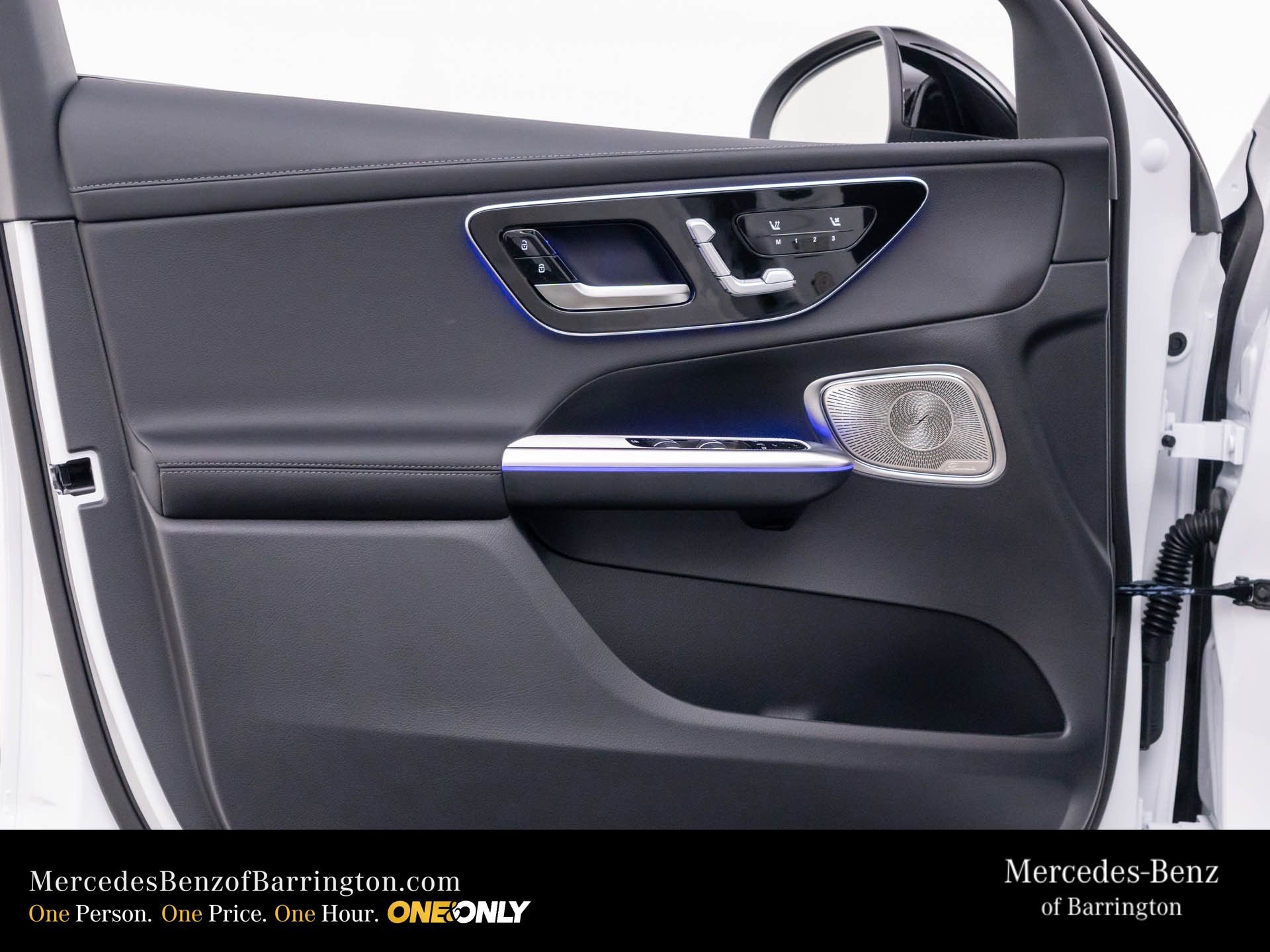 New 2026 MANUFAKTUR Moonlight White Metallic Mercedes-Benz GLC 300 image 60