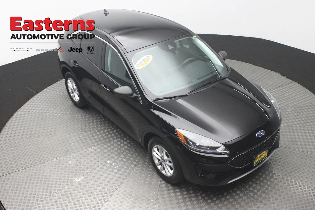 Used 2022 Black Ford SE image 3