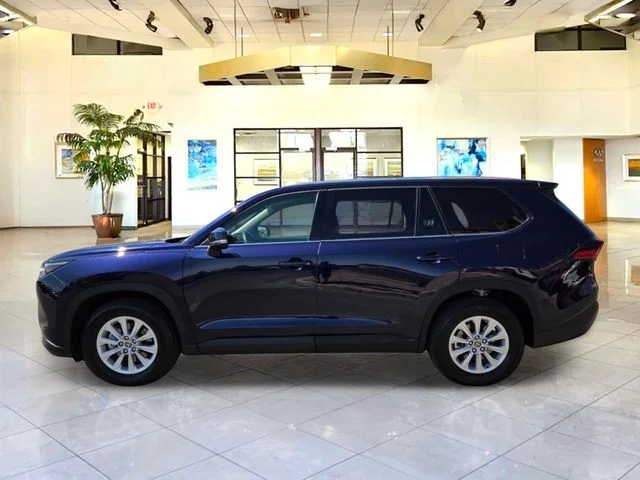 Used 2025  Toyota XLE image 8