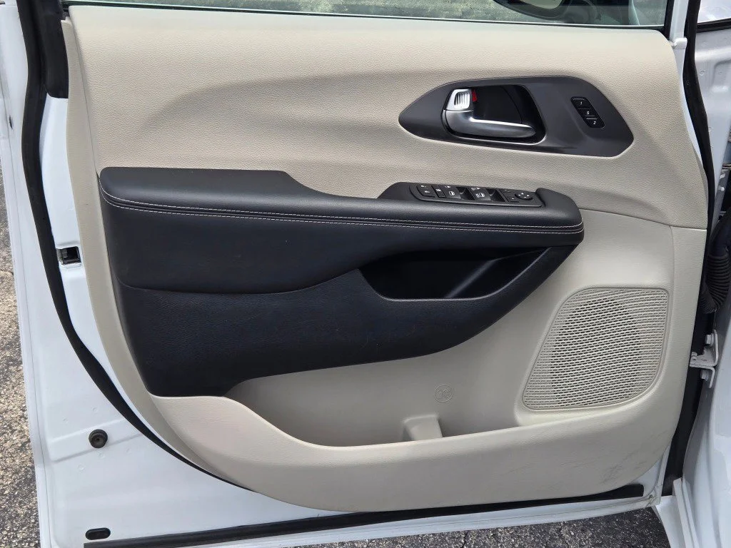 Used 2024 White Chrysler Touring L image 20