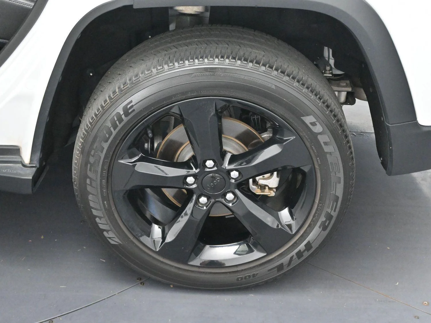 Used 2023 White Jeep Altitude image 28