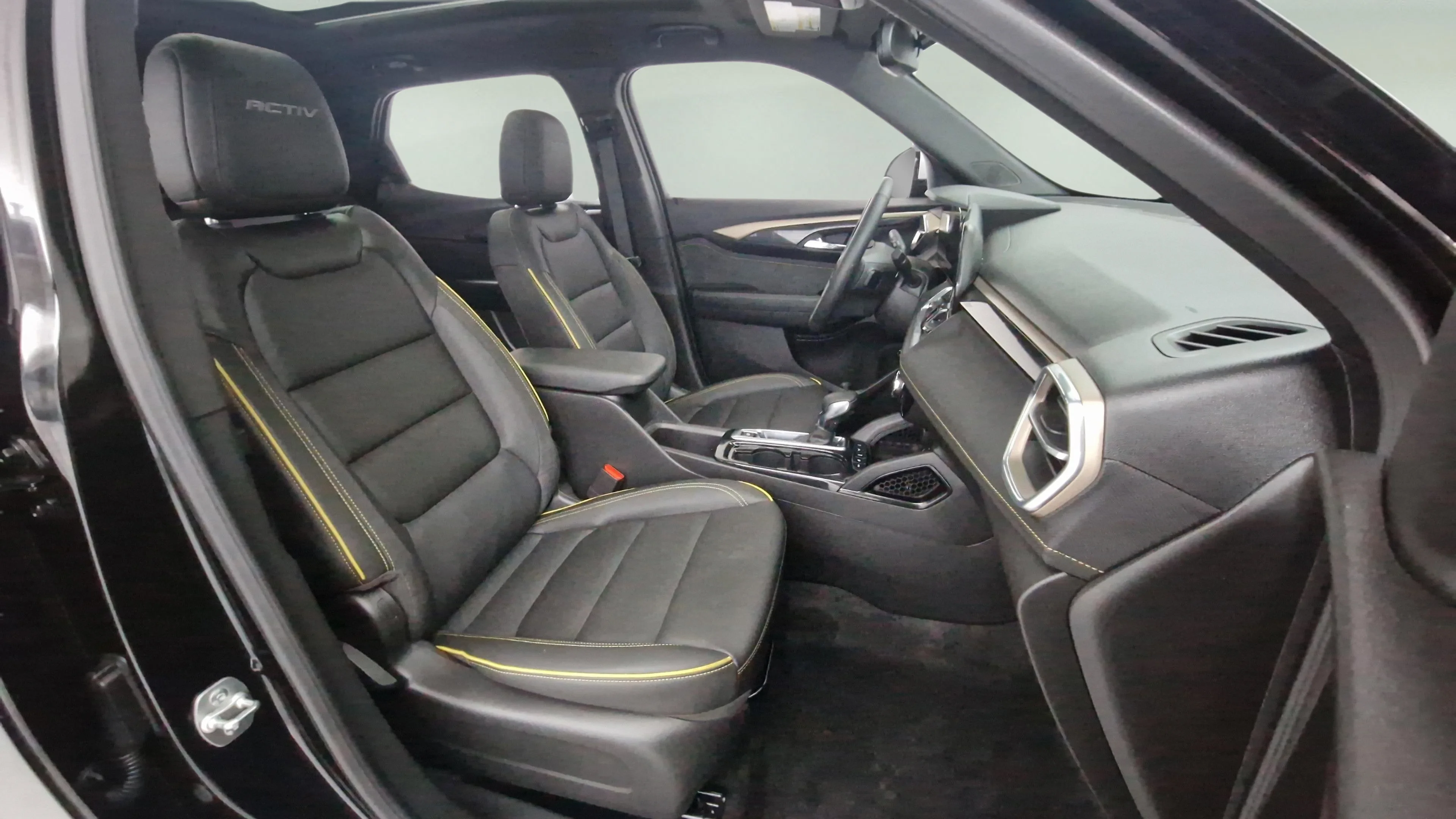 New 2025 Mosaic Black Metallic Chevrolet ACTIV image 14