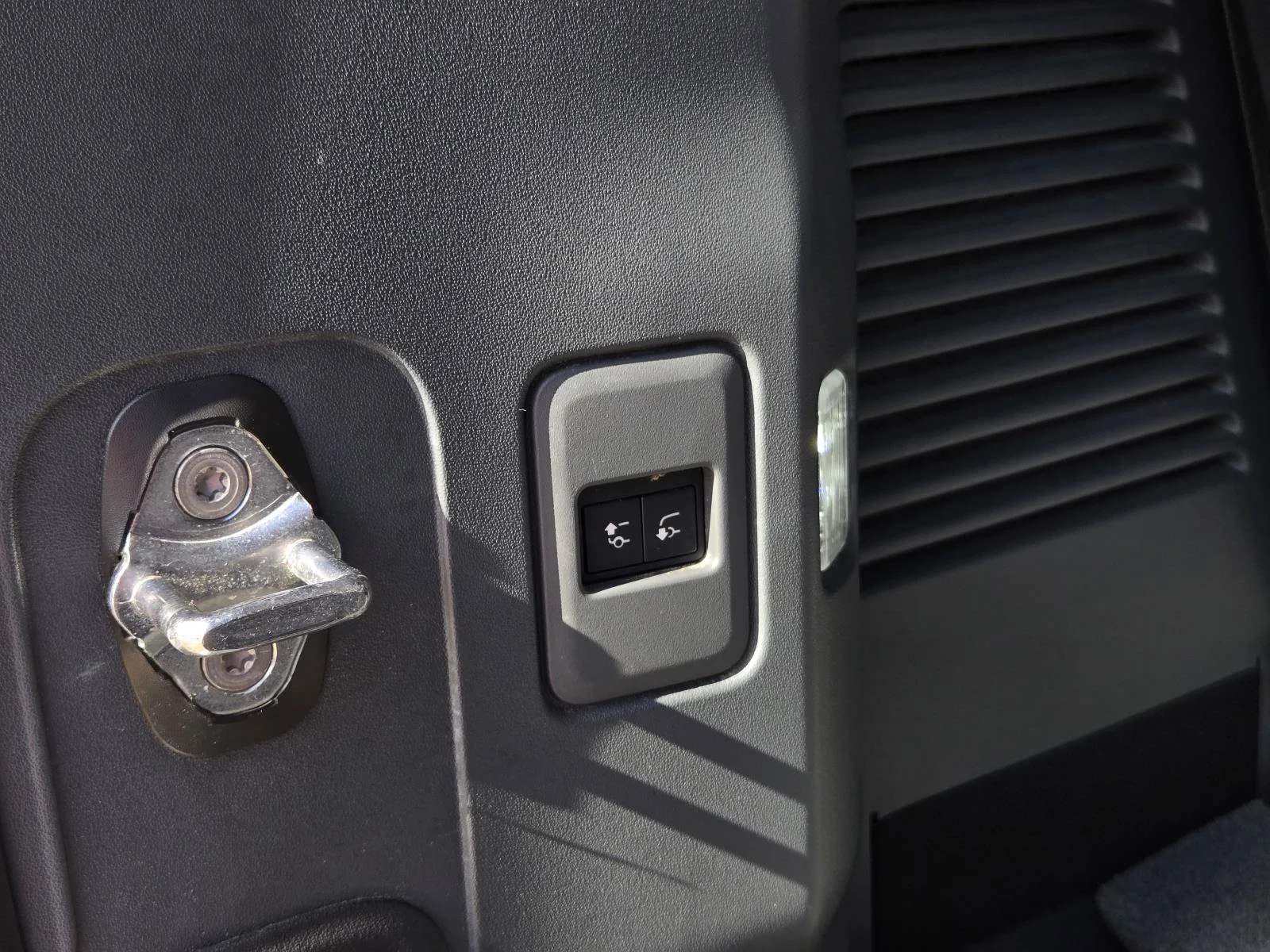 Used 2025 Gray Land Rover V8 image 13
