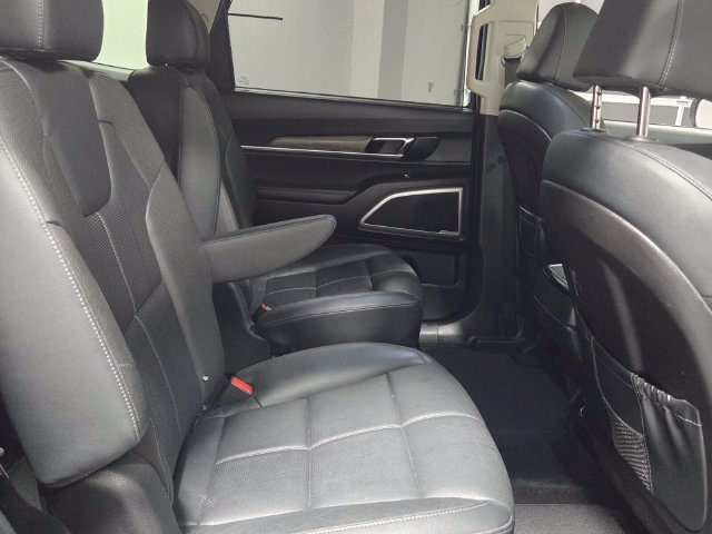 Used 2022 Black Kia EX image 17